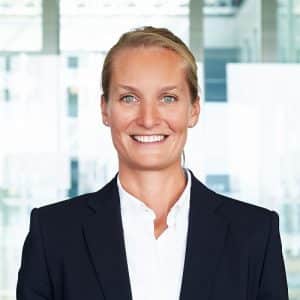 Prisca Brosi ist HR-Professorin an der Kühne Logistics University in Hamburg. Die studierte Wirtschaftsingenieurin wurde an der Technischen Universität München promoviert und habilitiert und war als Beraterin bei der Boston Consulting Group tätig.