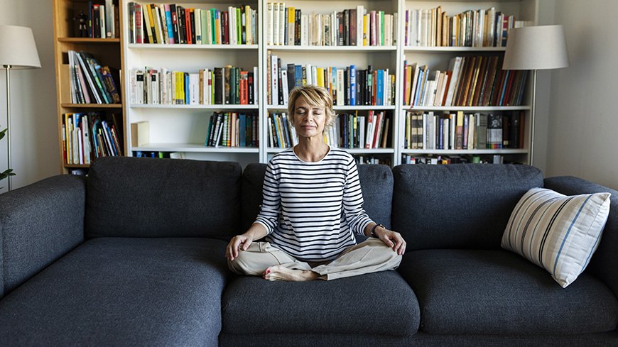 Gerade in der Corona-Krise empfinden viele Angst, Stress und Druck. Achtsamkeitsübungen und Meditation helfen, diese Gefühle besser zu meistern.