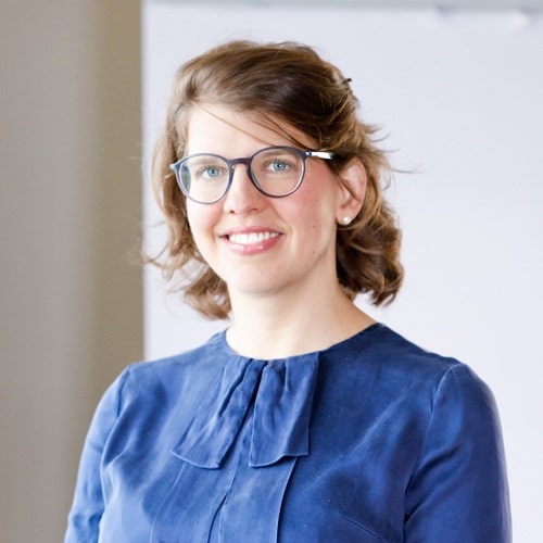 Julia Klapczynski hat zum 1. Januar die Rolle des Head of HR Strategy & Recruiting bei der ETL-Gruppe übernommen. In dieser neu geschaffenen Funktion verantwortet sie die zentrale HR-Strategie der Steuerberatungsgruppe in Deutschland und berichtet direkt an den Vorstand der ETL Steuerberatungsgesellschaft Marc Müller. Klapczynski kommt vom Beratungs- und Technologie-Unternehmen Accenture, wo sie Unternehmen in Fragen rund um HR und Change Management beraten hat. Zuletzt war sie als Managerin Ventures & Acquisitions für die globale HR-Integration von Accenture-Akquisitionen verantwortlich. Zuvor war Julia Klapczynski im HR-Bereich bei der Wirtschaftskanzlei Hengeler Mueller tätig.